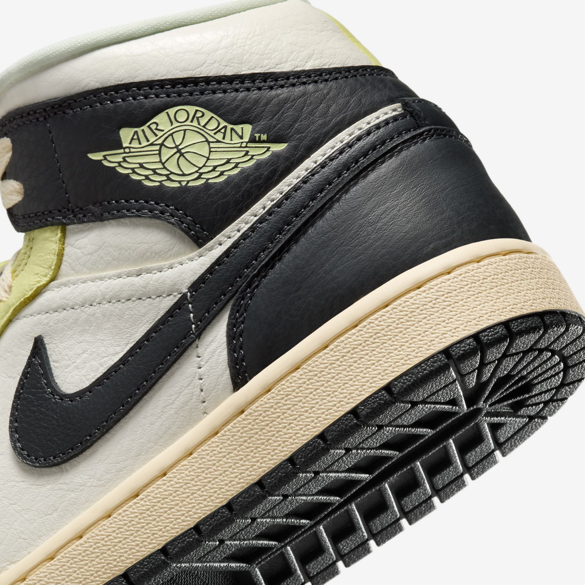 Wmns Air Jordan 1 Mid SE